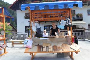 Pestra ponudba unikatnih izdelkov na tržnici